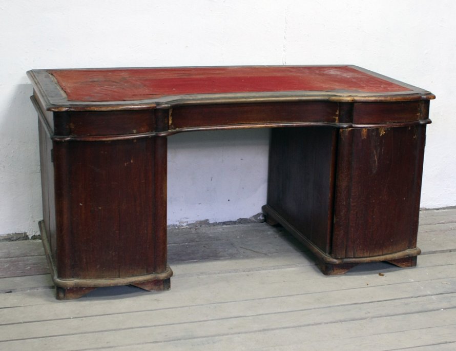 Старинный стол с ящиками