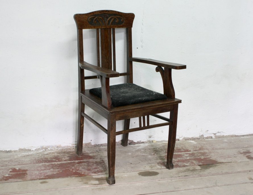 Старинное дубовое кресло модерн