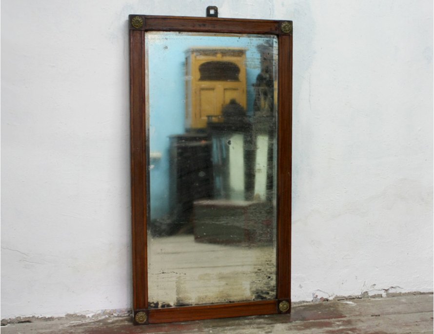 Старинное зеркало с латунными накладками