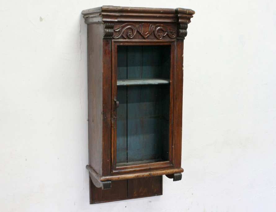 Старинная витрина на стену