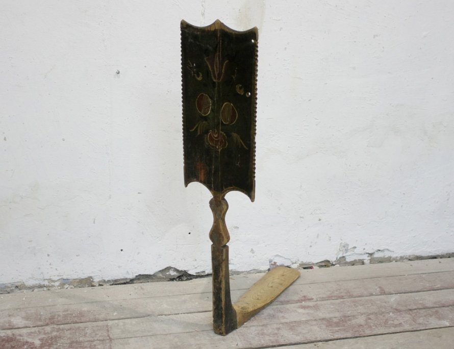 Старинная чесалка с росписью