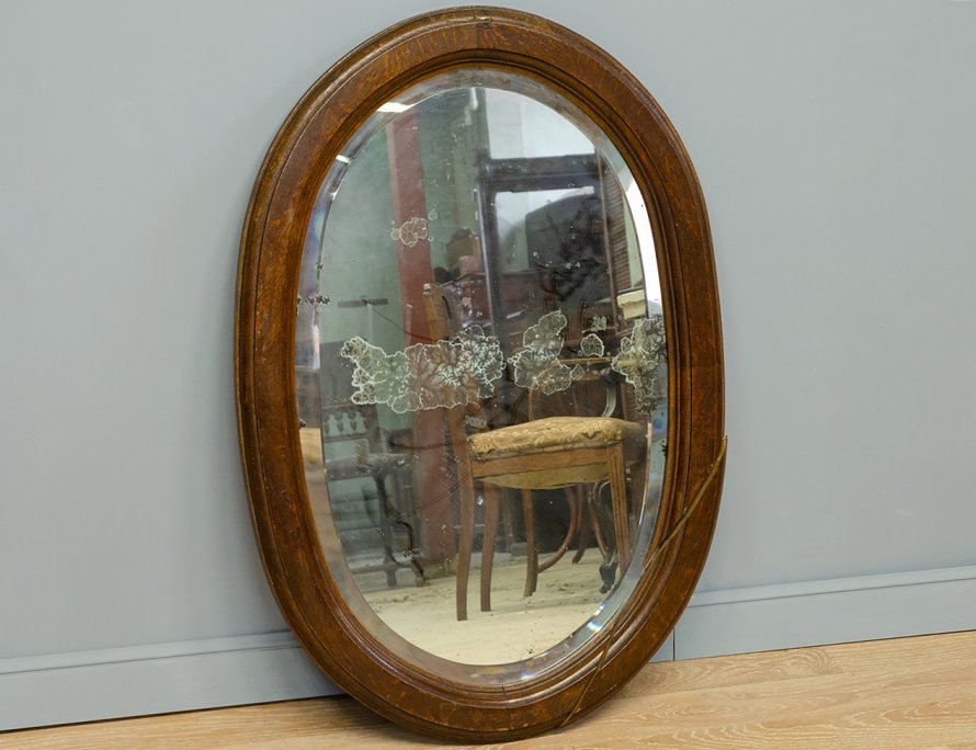 Старинное дубовое овальное зеркало