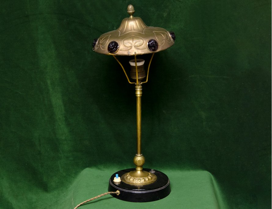 Старинная настольная лампа с кабошонами