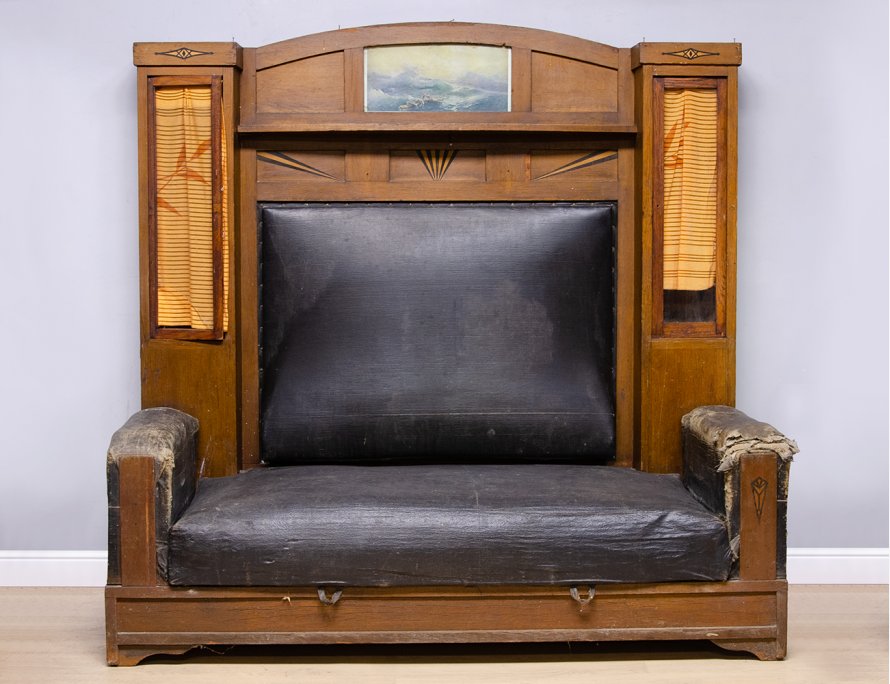 Старинный диван с высокой спинкой 