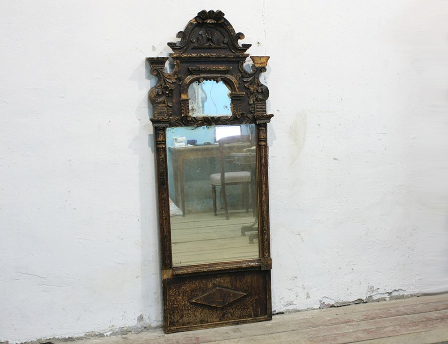 Старинное зеркало с резным навершием