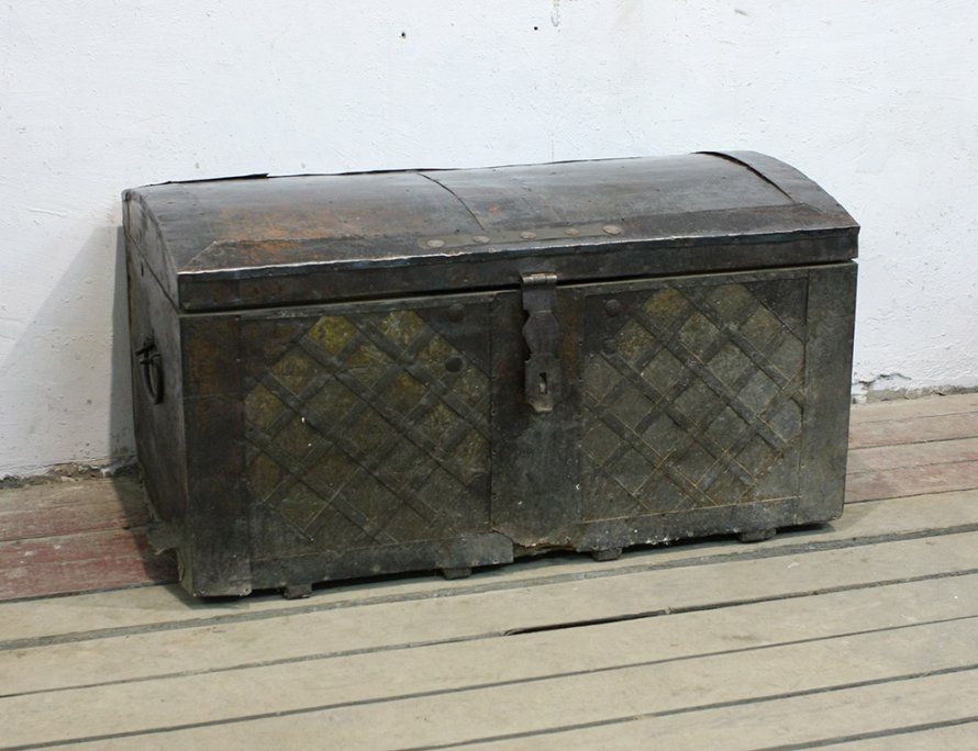 Старинный сундук с ковкой