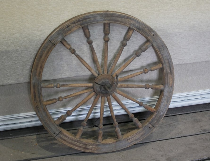 Старинное колесо от прялки