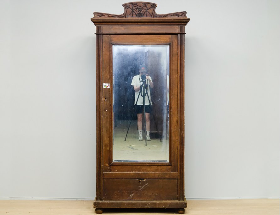 Антикварный шкаф с зеркалом