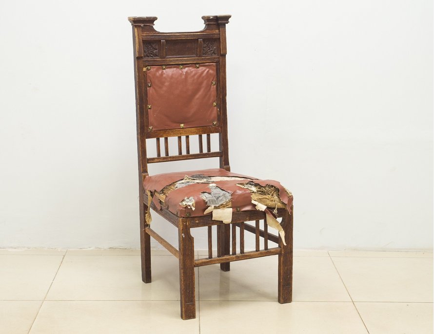 Антикварный дубовый стул в стиле модерн
