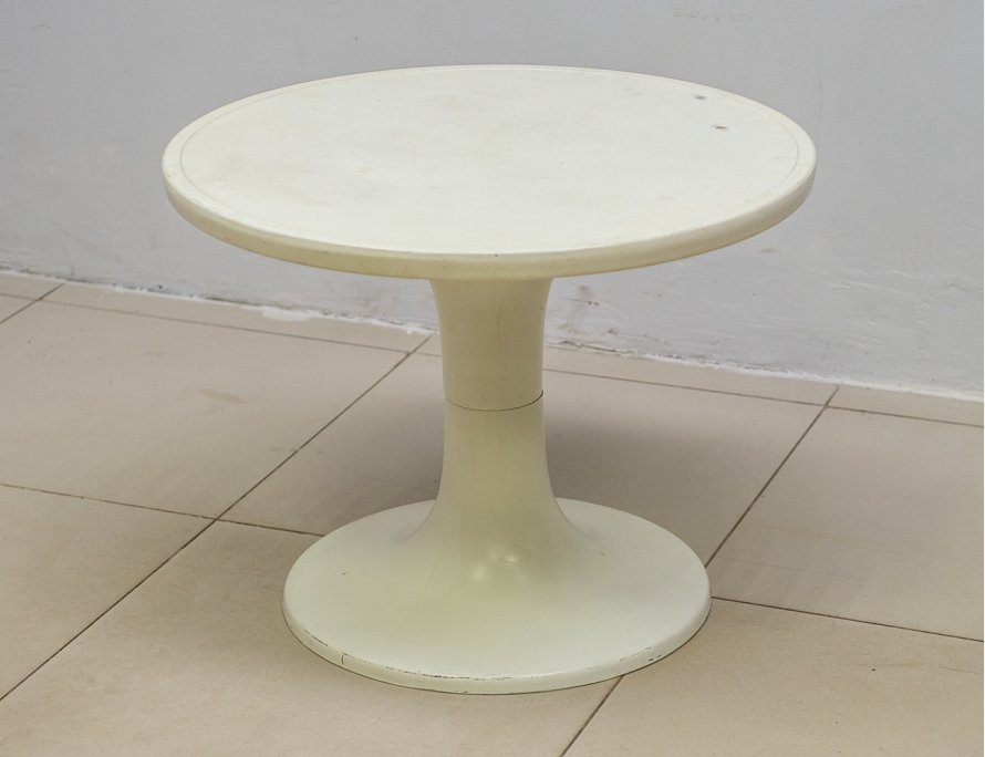Винтажный круглый пластиковый стол