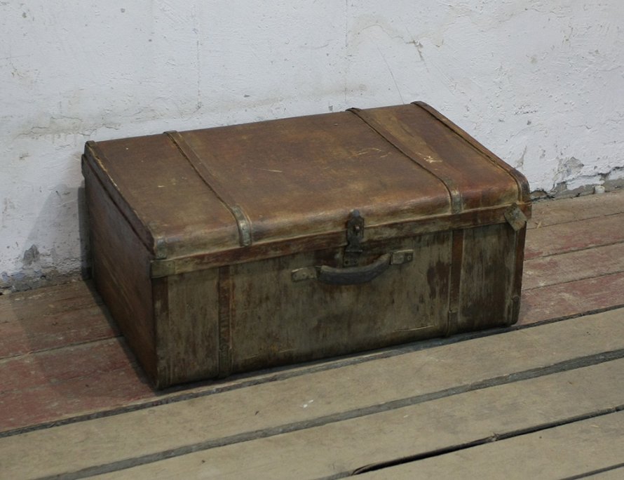Старинный чемодан из дерева