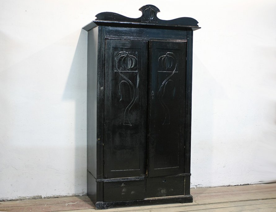 Старинный черный платяной шкаф