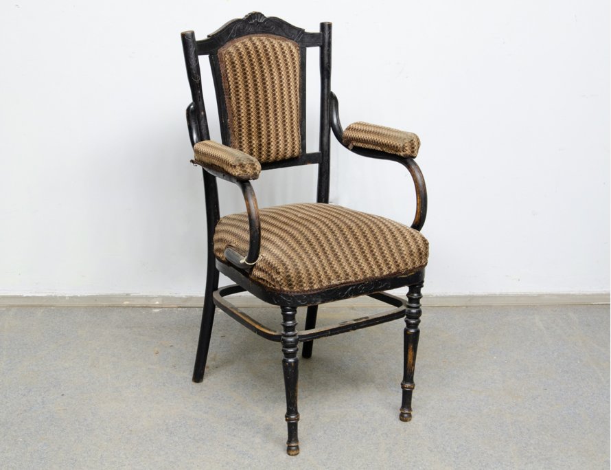 Старинное мягкое венское кресло