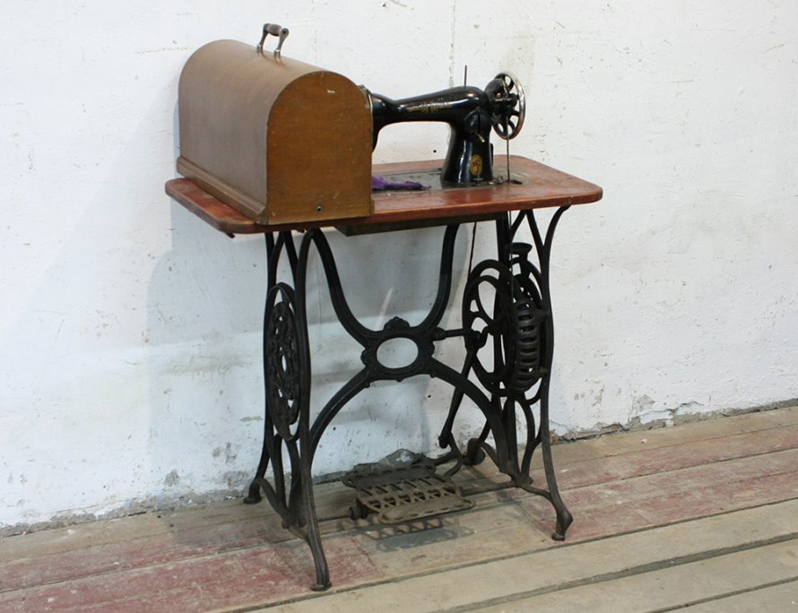 Чугунная станина со швейной машинкой