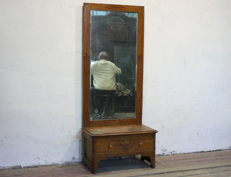 Старинное дубовое зеркало с консолью