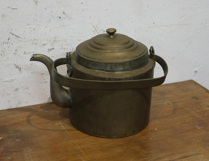 Старинный латунный чайник