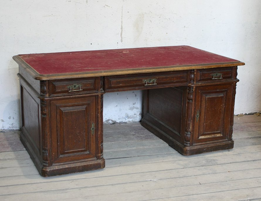 Дубовый кабинетный письменный стол