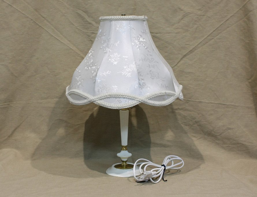Настольная лампа с абажуром
