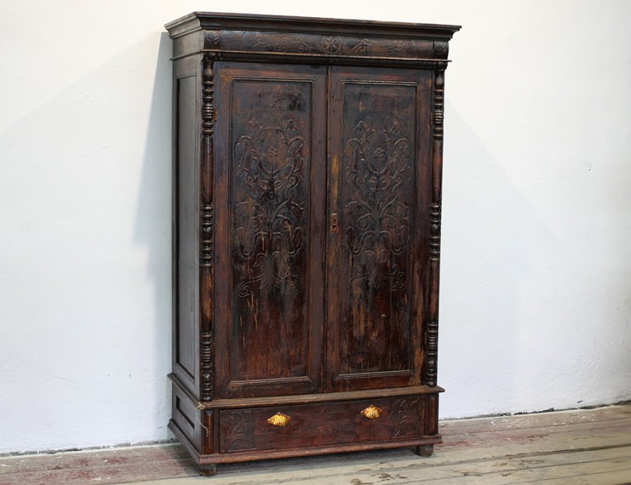 Старинный распашной шкаф с резьбой