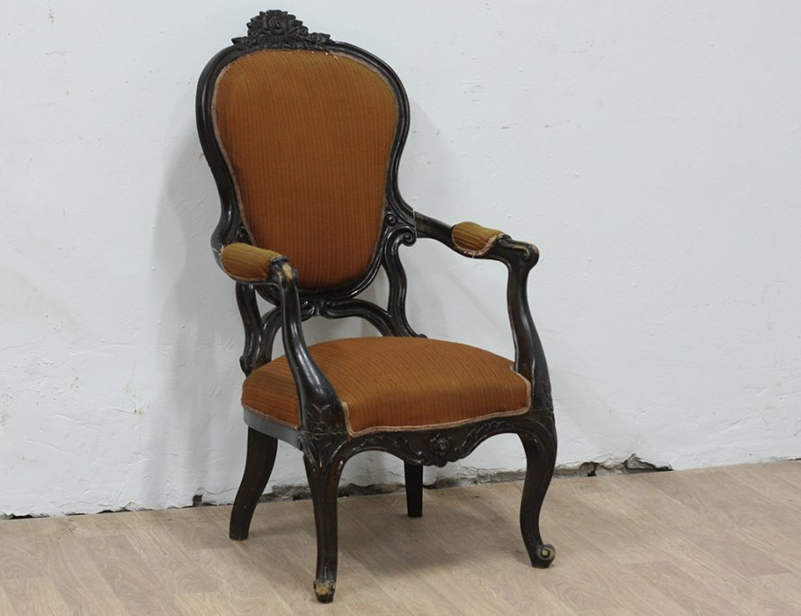 Антикварное кресло с резьбой