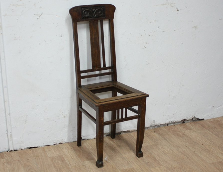 Старинный дубовый стул с резьбой