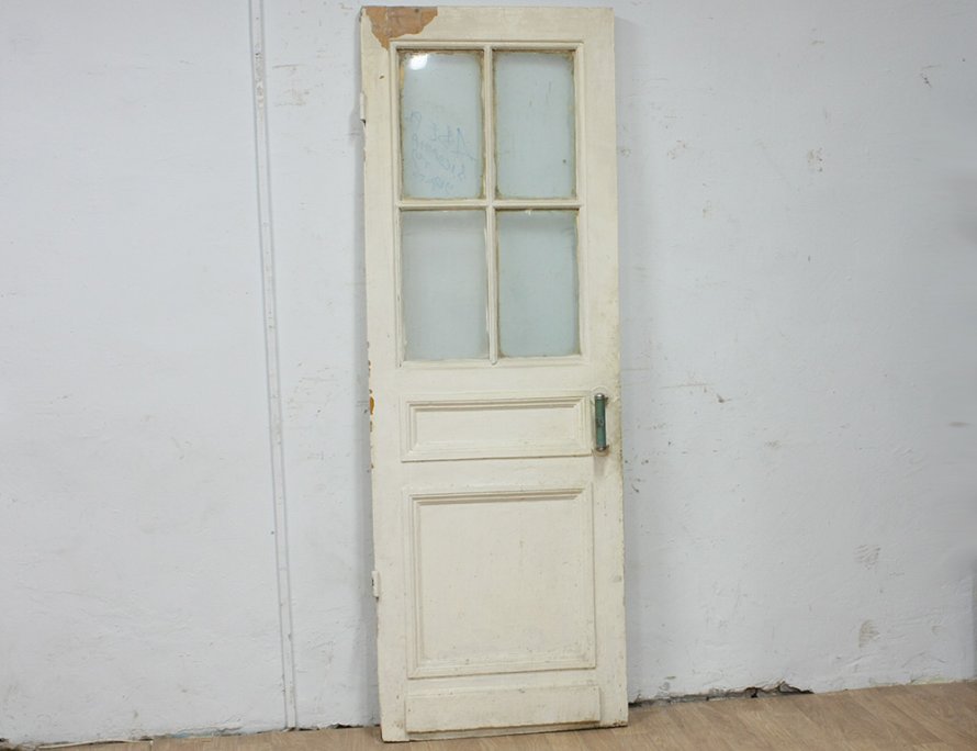 Старинная дверь со стеклами