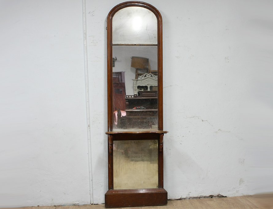 Простеночное зеркало со столиком