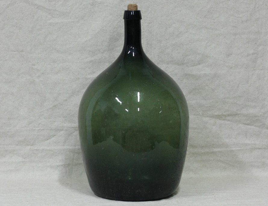 Старинная зеленая бутыль