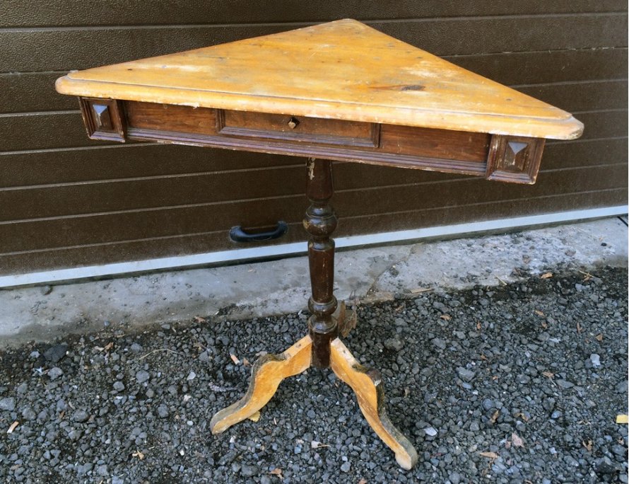 Старинный угловой столик