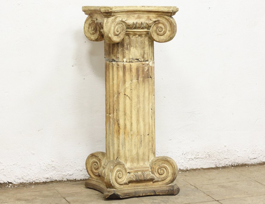 Старинная колонна