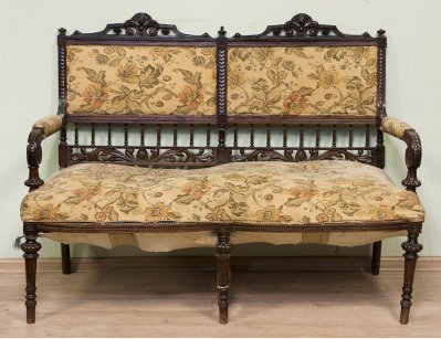 Антикварный диван 19 века