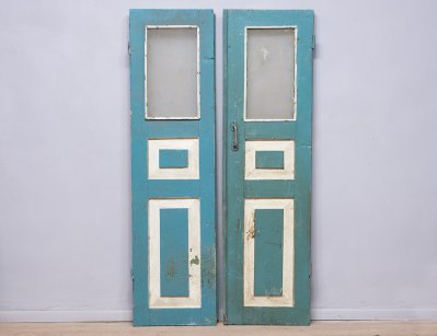 Старинные распашные двери со стеклами