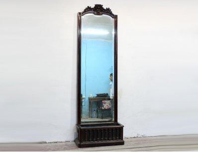 Простеночное зеркало с подставкой для цветов