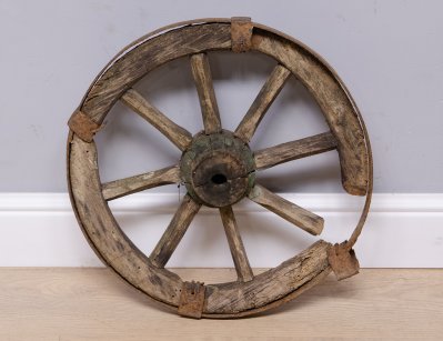 Старинное колесо от телеги