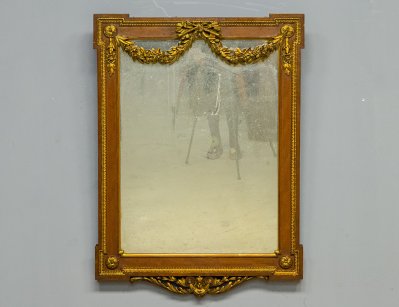 Настенное зеркало с декоративными элементами