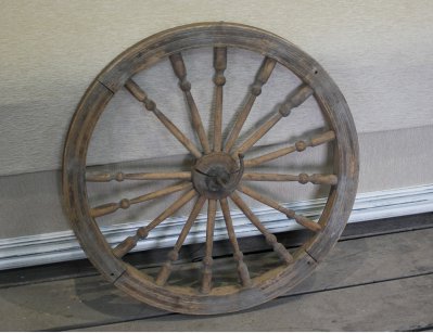 Старинное колесо от прялки