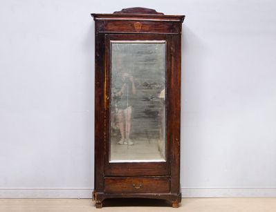 Старинный платяной шкаф с зеркалом