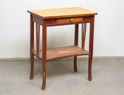 Старинный стол с ящиком