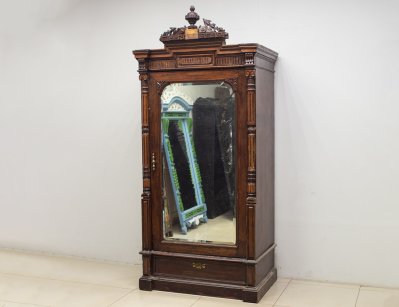 Антикварный бельевой шкаф XIX века