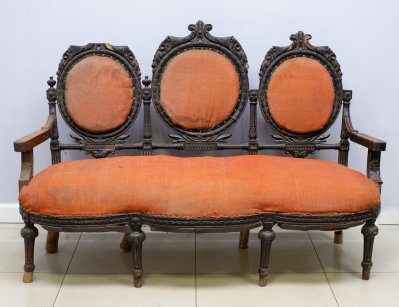 Антикварный гостиный диван с резьбой