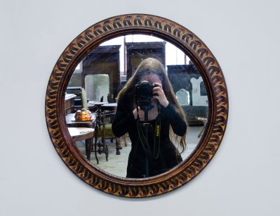 Старинное круглое настенное зеркало