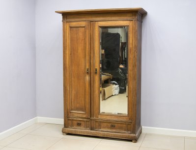 Старинный платяной шкаф с зеркалом