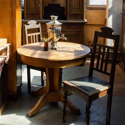 Старинный обеденный стол: как создать атмосферу семейных ужинов