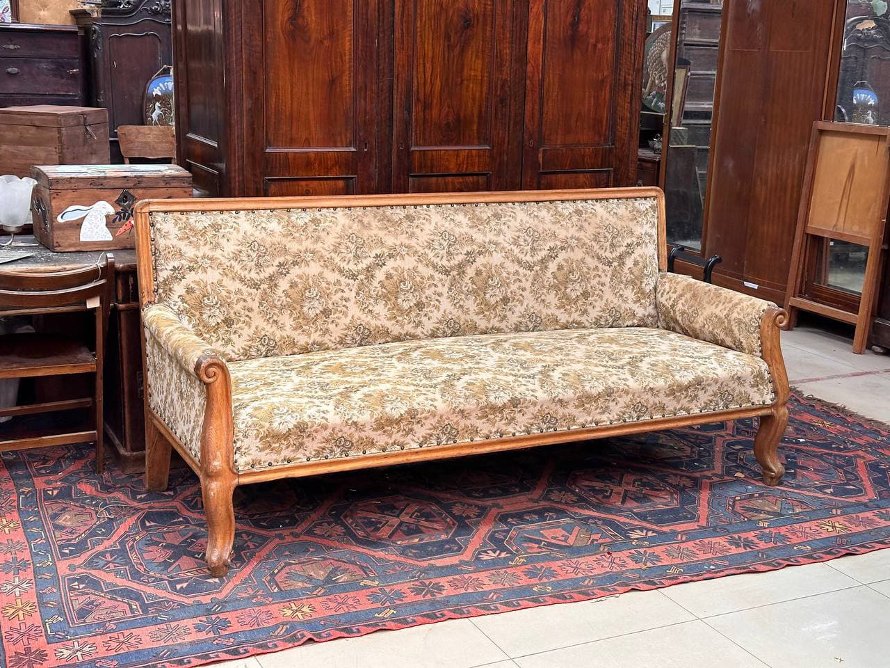 Как выбрать удобный антикварный диван: мифы и реальность