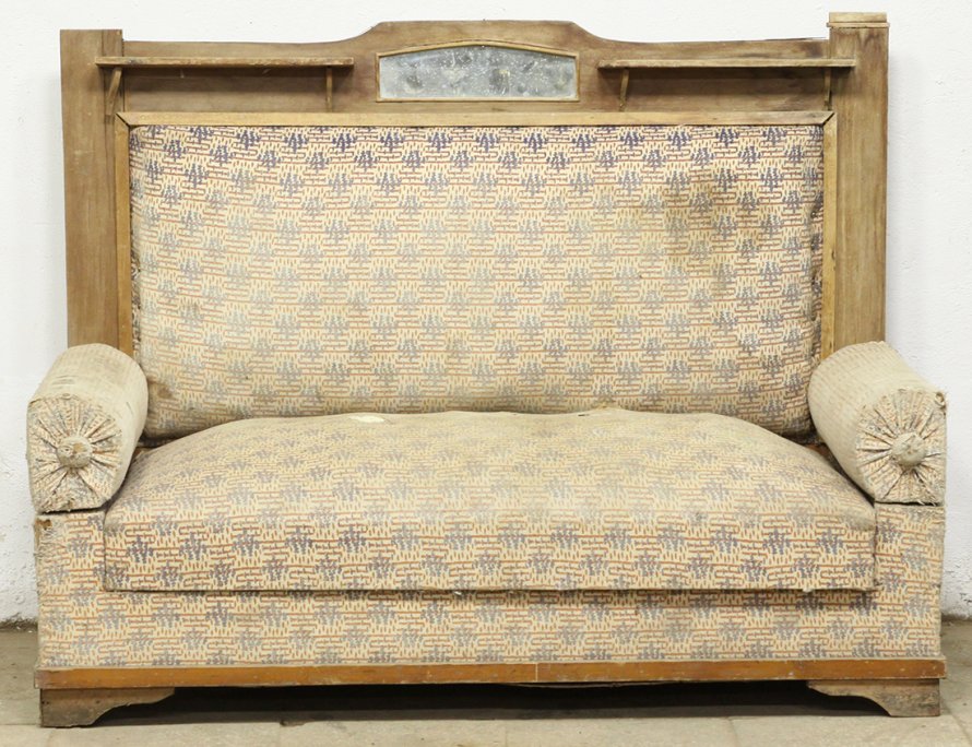 Старый диван с валиками