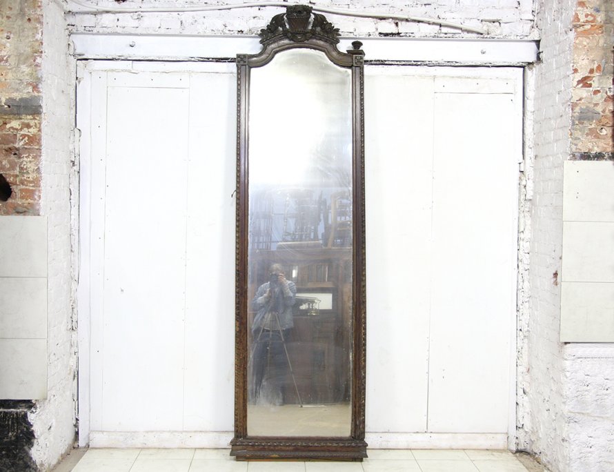 Высокое старинное зеркало