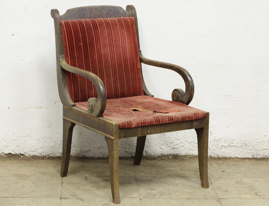 Старинное кресло красного дерева