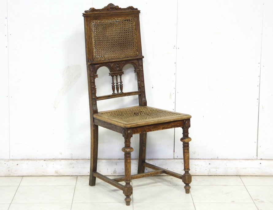 Старинный дубовый стул с ротангом