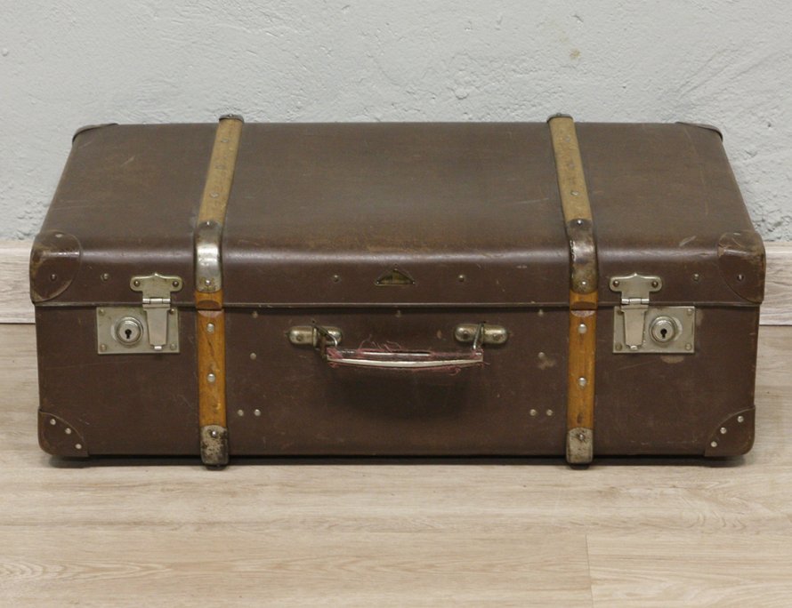 Большой старинный чемодан