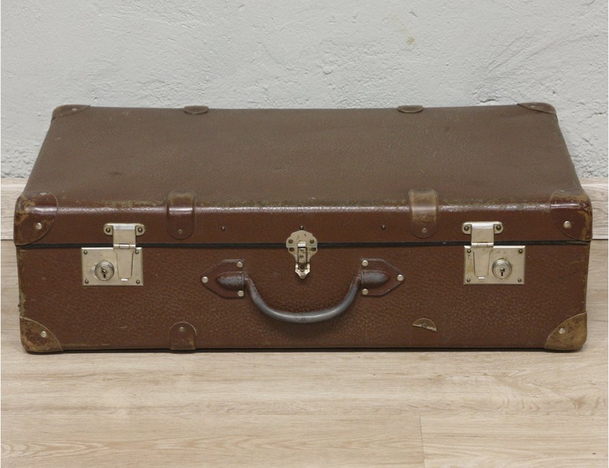 Большой старинный чемодан